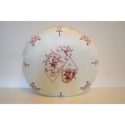 Poduszka biała ze wzorem MM