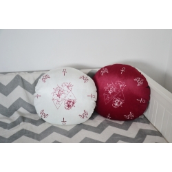 Poduszka biała ze wzorem MM