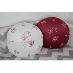 Poduszka bordo ze wzorem MM