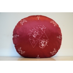 Poduszka bordo ze wzorem MM